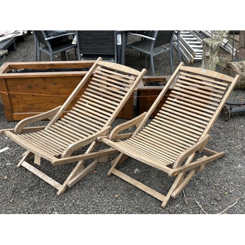 28 - A PAIR OF FOLDING STEAMER GARDEN CHAIRS