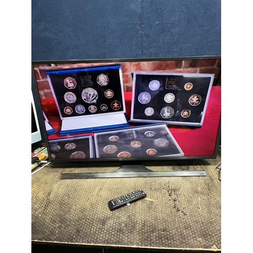 76 - A SAMSUNG UE40JU7000 40in SMART TV with remote (PAT pass and working)