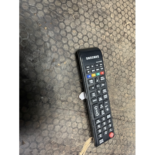 76 - A SAMSUNG UE40JU7000 40in SMART TV with remote (PAT pass and working)