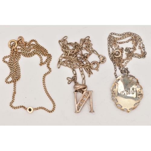 471 - A SMALL ASSORTMENT OF JEWELLERY, to include a 9ct gold curb link chain necklace, set with a small si... 