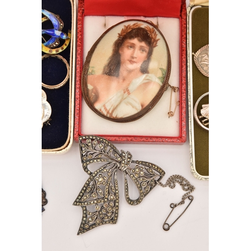 512 - AN ASSORTMENT OF SILVER AND WHITE METAL JEWELLERY, to include a silver and marcasite bow brooch, a s... 