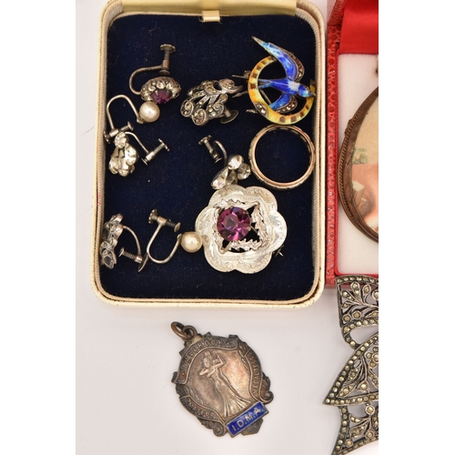 512 - AN ASSORTMENT OF SILVER AND WHITE METAL JEWELLERY, to include a silver and marcasite bow brooch, a s... 