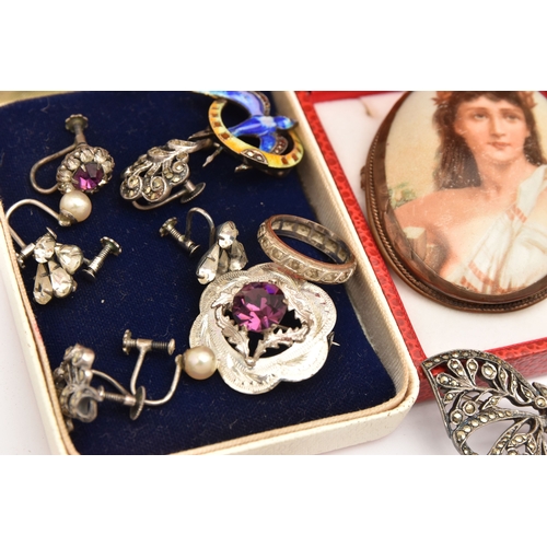 512 - AN ASSORTMENT OF SILVER AND WHITE METAL JEWELLERY, to include a silver and marcasite bow brooch, a s... 