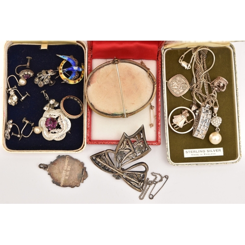 512 - AN ASSORTMENT OF SILVER AND WHITE METAL JEWELLERY, to include a silver and marcasite bow brooch, a s... 