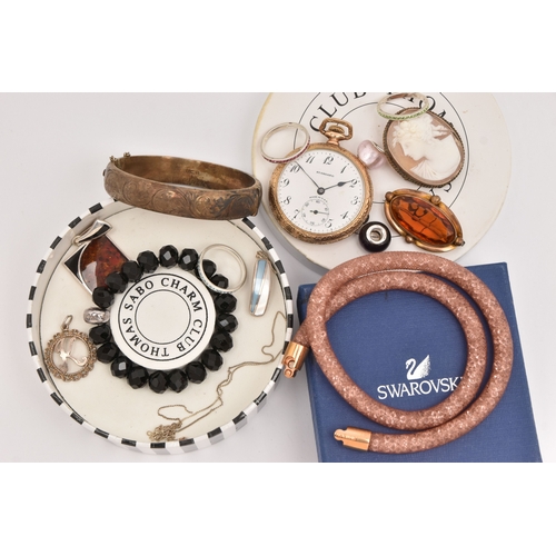 513 - AN ASSORTMENT OF JEWELLERY, to include a 'Swarovski' necklace, a 'Thomas Sabo' charm bracelet, a rol... 