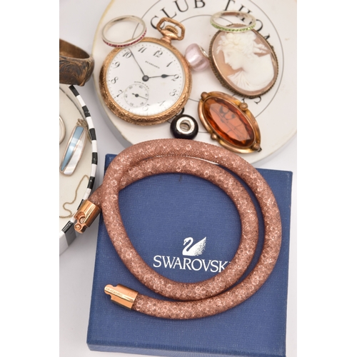 513 - AN ASSORTMENT OF JEWELLERY, to include a 'Swarovski' necklace, a 'Thomas Sabo' charm bracelet, a rol... 