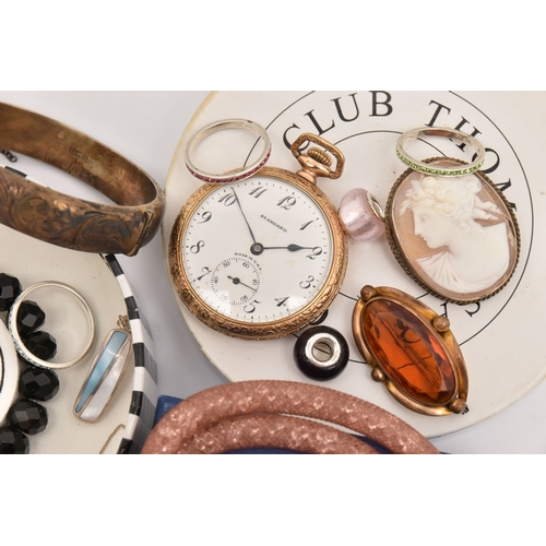 513 - AN ASSORTMENT OF JEWELLERY, to include a 'Swarovski' necklace, a 'Thomas Sabo' charm bracelet, a rol... 