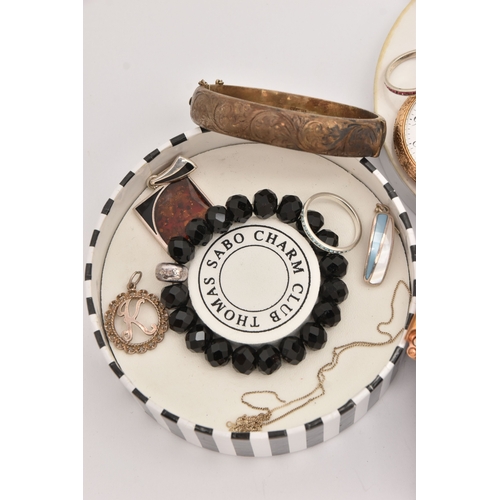 513 - AN ASSORTMENT OF JEWELLERY, to include a 'Swarovski' necklace, a 'Thomas Sabo' charm bracelet, a rol... 