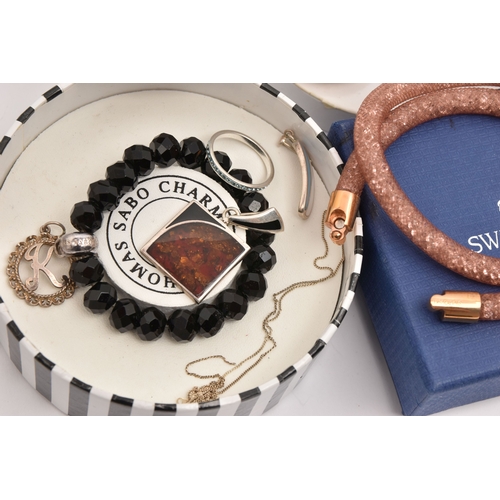 513 - AN ASSORTMENT OF JEWELLERY, to include a 'Swarovski' necklace, a 'Thomas Sabo' charm bracelet, a rol... 
