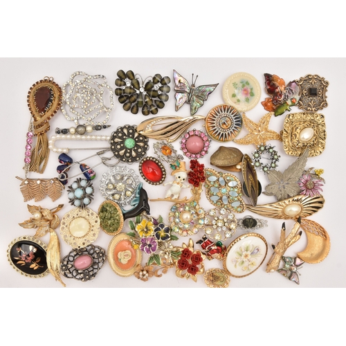 515 - A LARGE ASSORTMENT OF COSTUME JEWELLERY BROOCHES, fifty brooches, assorted designs, spares, repairs,... 