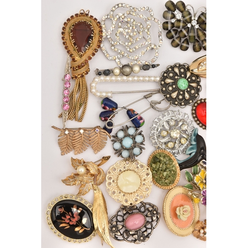 515 - A LARGE ASSORTMENT OF COSTUME JEWELLERY BROOCHES, fifty brooches, assorted designs, spares, repairs,... 