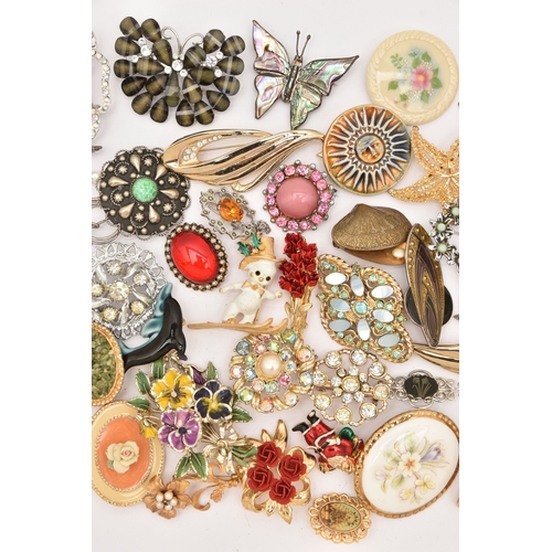 515 - A LARGE ASSORTMENT OF COSTUME JEWELLERY BROOCHES, fifty brooches, assorted designs, spares, repairs,... 