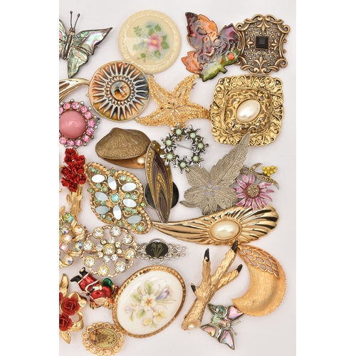 515 - A LARGE ASSORTMENT OF COSTUME JEWELLERY BROOCHES, fifty brooches, assorted designs, spares, repairs,... 