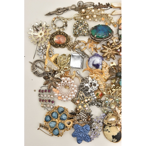 521 - A LARGE ASSORTMENT OF COSTUME JEWELLERY BROOCHES, one hundred brooches, spares repairs and broken pa... 