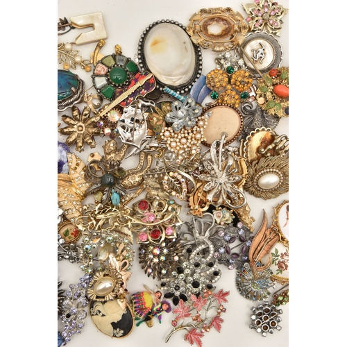 521 - A LARGE ASSORTMENT OF COSTUME JEWELLERY BROOCHES, one hundred brooches, spares repairs and broken pa... 
