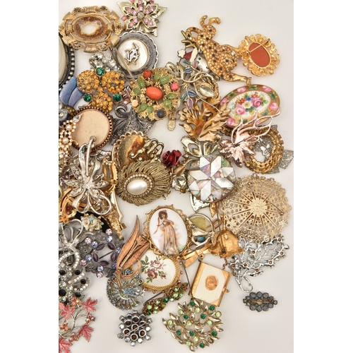 521 - A LARGE ASSORTMENT OF COSTUME JEWELLERY BROOCHES, one hundred brooches, spares repairs and broken pa... 