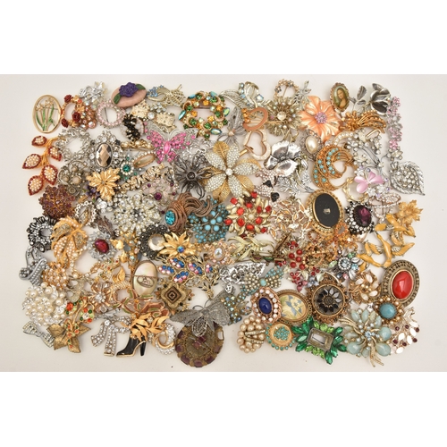 524 - A LARGE ASSORTMENT OF COSTUME JEWELLERY BROOCHES, one hundred brooches, spares repairs and broken pa... 