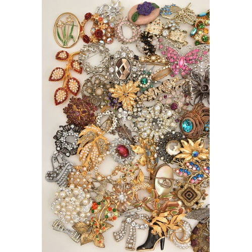 524 - A LARGE ASSORTMENT OF COSTUME JEWELLERY BROOCHES, one hundred brooches, spares repairs and broken pa... 