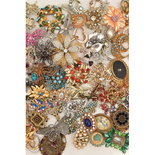 524 - A LARGE ASSORTMENT OF COSTUME JEWELLERY BROOCHES, one hundred brooches, spares repairs and broken pa... 