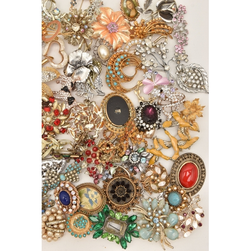 524 - A LARGE ASSORTMENT OF COSTUME JEWELLERY BROOCHES, one hundred brooches, spares repairs and broken pa... 