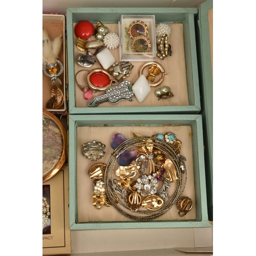 527 - AN ASSORTMENT OF COSTUME JEWELLERY AND OTHER ITEMS, to include rings, brooches, necklaces, earrings ... 