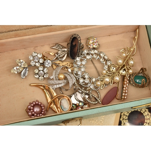 527 - AN ASSORTMENT OF COSTUME JEWELLERY AND OTHER ITEMS, to include rings, brooches, necklaces, earrings ... 
