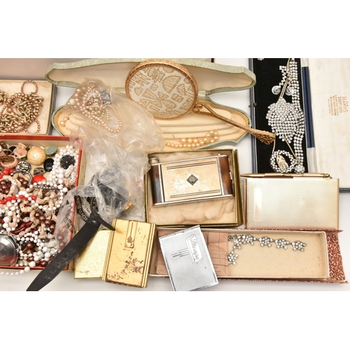 527 - AN ASSORTMENT OF COSTUME JEWELLERY AND OTHER ITEMS, to include rings, brooches, necklaces, earrings ... 