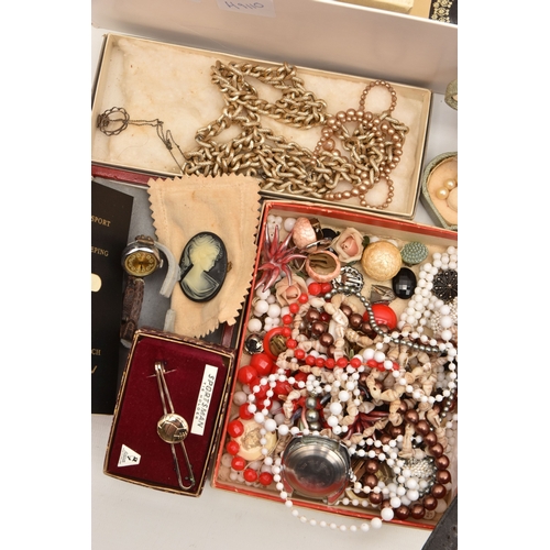 527 - AN ASSORTMENT OF COSTUME JEWELLERY AND OTHER ITEMS, to include rings, brooches, necklaces, earrings ... 