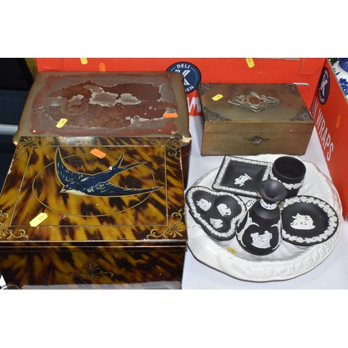 899 - TWO BOXES AND LOOSE MISCELLANEOUS CERAMIC AND SUNDRIES, to include Wedgewood Peter Rabbit Christmas ... 