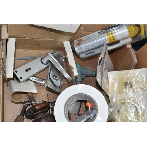 902 - A BOX OF DOOR FURNISHINGS ETC to include two vintage knockers to include a heavy metal hand clasping... 