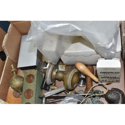 902 - A BOX OF DOOR FURNISHINGS ETC to include two vintage knockers to include a heavy metal hand clasping... 