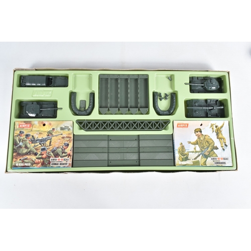 16 - A BOXED AIRFIX OO/HO SCALE PONTOON BRIDGE ASSAULT SET, No.1765 7.98, contents not checked but appear... 