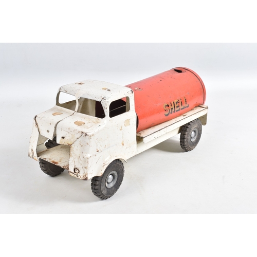 178 - A QUANTITY OF ASSORTED DIECAST AND OTHER VEHICLES AND PLASTIC CONSTRUCTION KITS ETC., to include thr... 