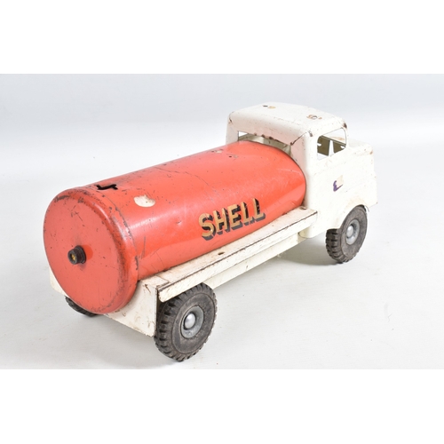 178 - A QUANTITY OF ASSORTED DIECAST AND OTHER VEHICLES AND PLASTIC CONSTRUCTION KITS ETC., to include thr... 