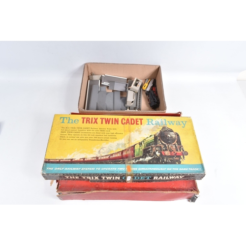 259 - A BOXED ROVEX RICHMOND PRODUCTION OO MODEL ELECTRIC TRAIN SET, with incorrect Tri-ang class 23 TC Pa... 