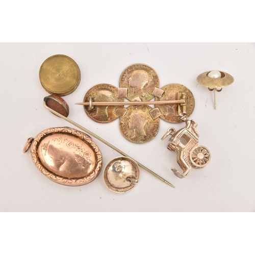 527 - A SMALL ASSORTMENT OF JEWELLERY, to include a 9ct back and front oval locket pendant, decorated with... 