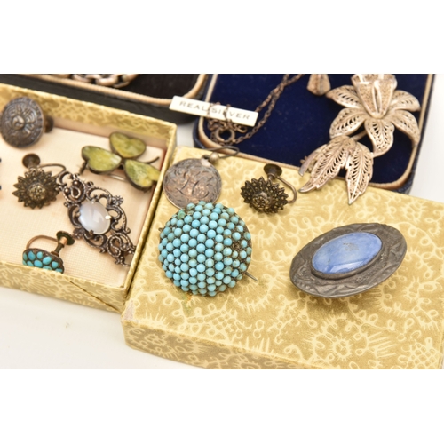 588 - AN ASSORTMENT OF JEWELLERY, to include a white metal turquoise bombe brooch, unmarked, a white metal... 