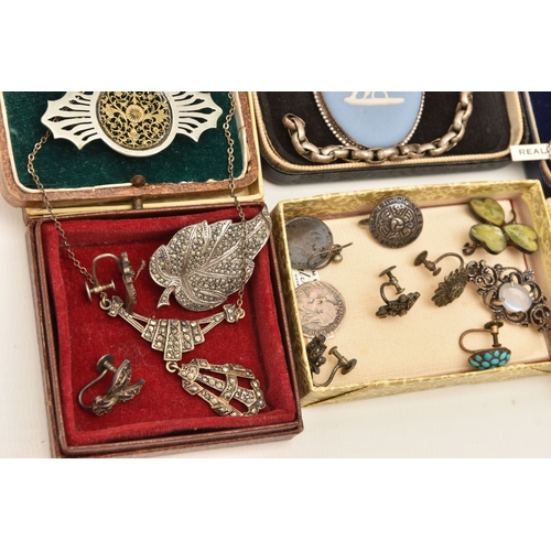 588 - AN ASSORTMENT OF JEWELLERY, to include a white metal turquoise bombe brooch, unmarked, a white metal... 