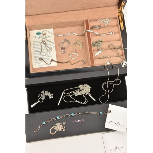 590 - AN ASSORTMENT OF WHITE METAL JEWELLERY, to include a 'Pandora' bracelet, three white metal bracelets... 