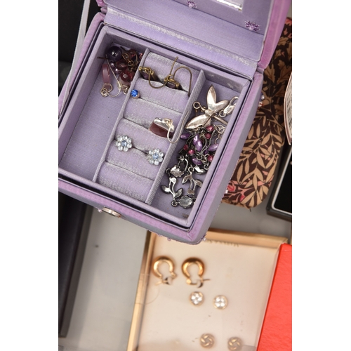 604 - A PLASTIC BOX OF ASSORTED ITEMS AND A SHOE BOX OF FASHION WRISTWATCHES, to include a small quantity ... 