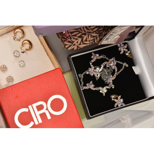 604 - A PLASTIC BOX OF ASSORTED ITEMS AND A SHOE BOX OF FASHION WRISTWATCHES, to include a small quantity ... 