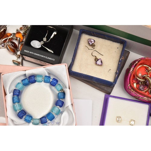 604 - A PLASTIC BOX OF ASSORTED ITEMS AND A SHOE BOX OF FASHION WRISTWATCHES, to include a small quantity ... 
