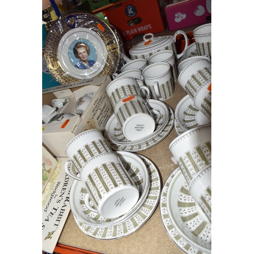 866 - FOUR BOXES AND LOOSE HOUSEHOLD CERAMICS AND GLASS WARE to include two boxed sets of Peter Rabbit chi... 