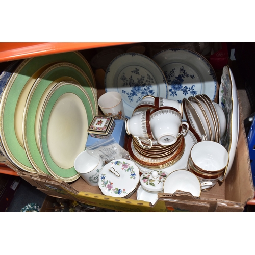 890 - THREE BOXES AND LOOSE CERAMICS AND GLASS to include a group of Bagley and Co. uranium glass 'Fish sc... 