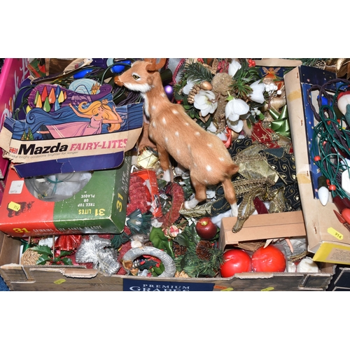 914 - SEVEN BOXES AND LOOSE VINTAGE CHRISTMAS DECORATIONS, to include crepe Christmas crackers, sets of li... 