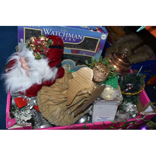 914 - SEVEN BOXES AND LOOSE VINTAGE CHRISTMAS DECORATIONS, to include crepe Christmas crackers, sets of li... 