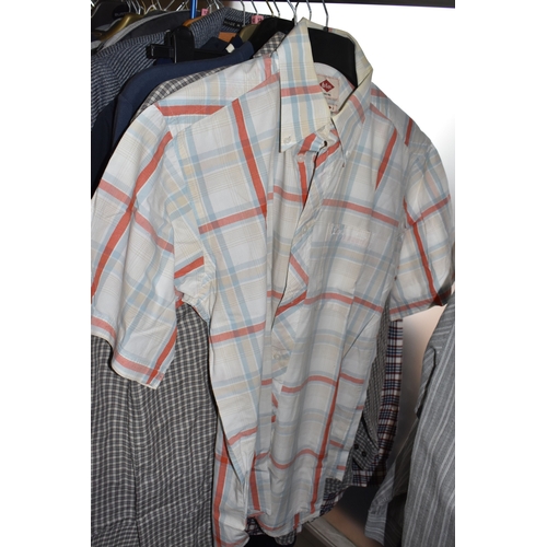 920 - TWO BOXES AND LOOSE MEN'S CLOTHING, ACCESSORIES AND LUGGAGE, to include jackets, shirts, knitwear, j... 