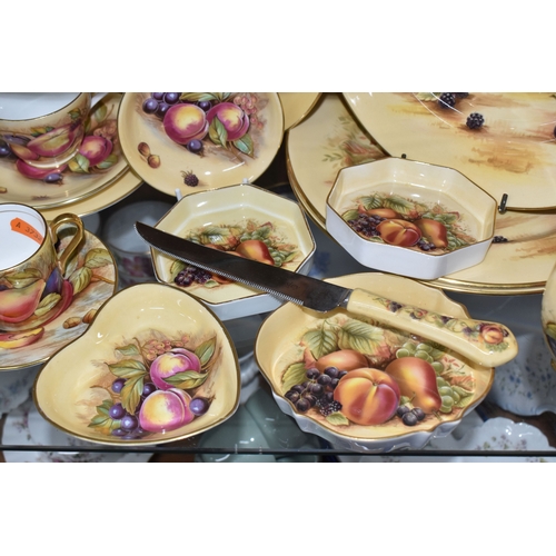 810 - TWENTY EIGHT PIECES OF AYNSLEY 'ORCHARD GOLD' TEA, DINNER AND GIFT WARES, comprising a teapot, a cak... 