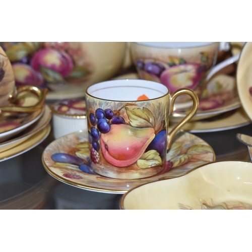 810 - TWENTY EIGHT PIECES OF AYNSLEY 'ORCHARD GOLD' TEA, DINNER AND GIFT WARES, comprising a teapot, a cak... 