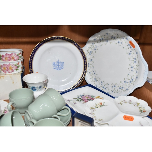 811 - A COLLECTION OF CERAMICS AND GLASS WARES, to include a Wedgwood Jasperware cased thimble and Lambeth... 